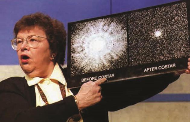 哈勃第一次维修任务后不久，在1994年1月13日的新闻发布会 上，美国参议员芭芭拉·米库尔斯基向大家宣布她所说的“历史上 最重要的隐形眼镜”是如何极大地增强了哈勃的宇宙观测能力。 而此前，她对哈勃出现球面色差进行了严厉批评。/ NASA