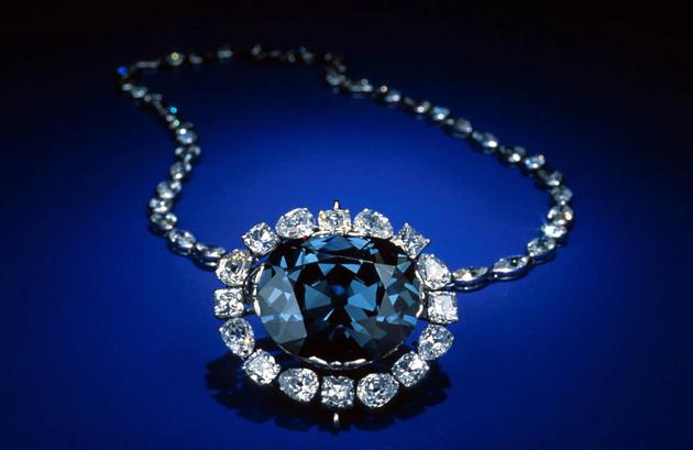 “希望之钻”是全球最著名和最有价值的宝石之一，它是一颗蓝色IIb类型钻石，它是有史以来开采到最稀有、形成最深处的钻石之一。