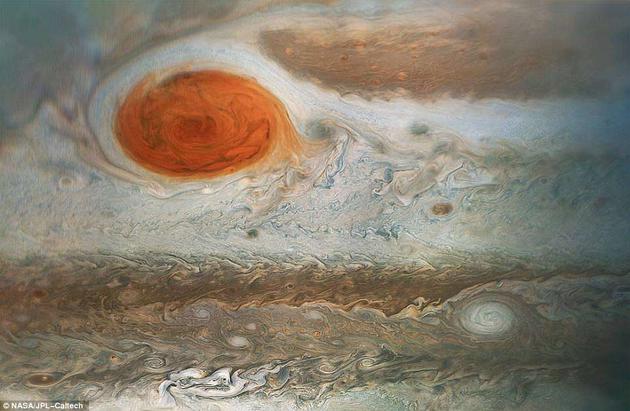 这张照片其实是朱诺号4月1日第12次近距离飞越木星时拍摄的三张照片的合成图，摄于美国东部时间上午6时09分至6时24分之间。