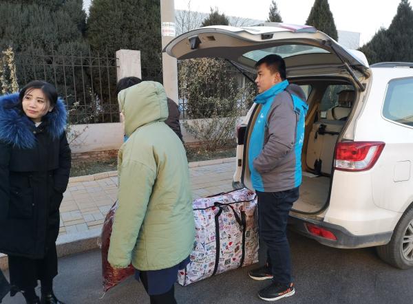 12月28号下午四点半左右,陆续有一些员工从员工宿舍拎着行李准备寄送。澎湃新闻记者 祝文博 图