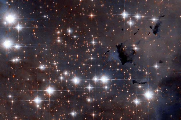 鹰状星云以持续不断的恒星形成而闻名，其中包含大量的博克小球或暗星云