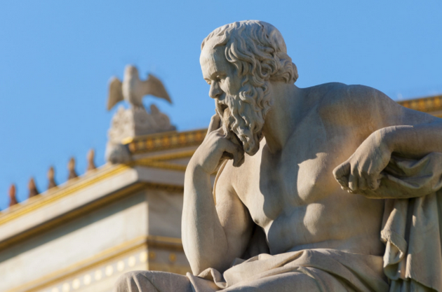 柏拉图是古希腊著名的哲学家和数学家，他认为数学实体是抽象的，独立存在于它们的世界中，在空间和时间之外