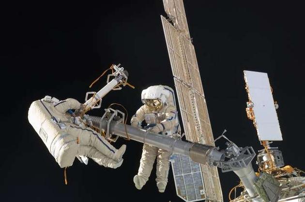 图为太空行走中的俄罗斯宇航员奥列格·科诺年科（Oleg Kononenko）和安东·什卡普列罗夫（Anton Shkaplerov）。目前还没有旅客尝试过太空行走，不过太空探险公司希望能改变这一局面。