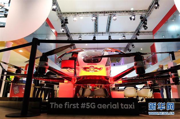 2月26日,在西班牙巴塞罗那,卡塔尔电信集团展出5G空中出租车。 2019年世界移动通信大会25日在西班牙巴塞罗那开幕,多家企业推出包括5G手机在内的一系列5G产品和技术方案。 新华社记者 郭求达 摄