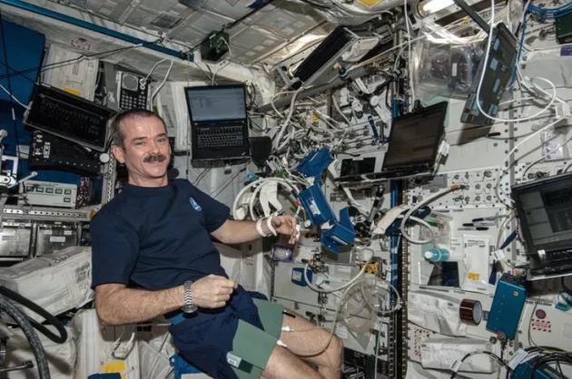 宇航员克里斯·哈德菲尔德在国际空间站使用心脏实验室