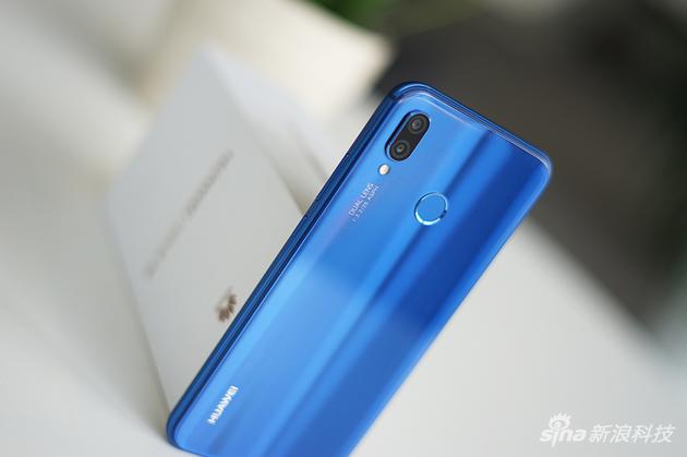 3e看看:HUAWEI nova 3e评测:在“刘海屏”的浪潮里寻找不同 机身背面摄像头和Logo组成了一条直线