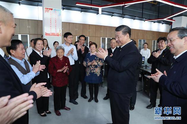 这是26日上午,习近平在武汉市青山区工人村街青和居社区考察棚户区项目建设和居民生活情况。新华社记者 谢环驰 摄