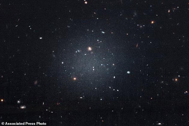 一项颇具争议性的新研究指出，一个此前被认为不含暗物质的星系也许终于能够证明暗物质并不存在。今年三月有研究人员提出，NGC1052-DF2星系是首个未发现任何暗物质的星系。但一篇新论文对此提出反驳，认为这些研究人员所说有误。