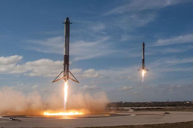 2月发射猎鹰重型火箭后，SpaceX在佛罗里达成功回收两枚火箭助推器。
