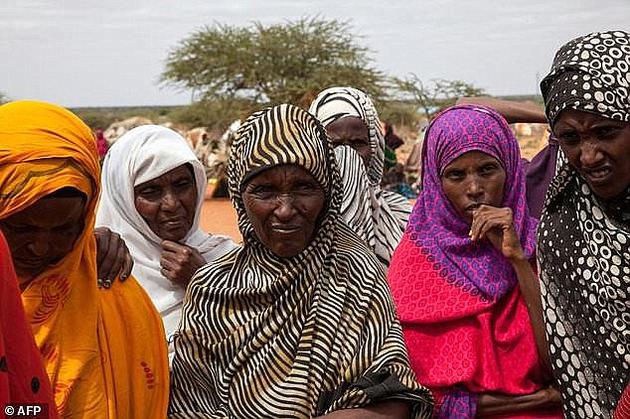 世界银行在今年早些时候发布的一份报告中指出，到2050年时，将有1.43亿“气候移民”因面临“生存威胁”而被迫迁移，甚至流离失所。这是2017年埃塞俄比亚遭受旱灾时被迫离开家园的女性。
