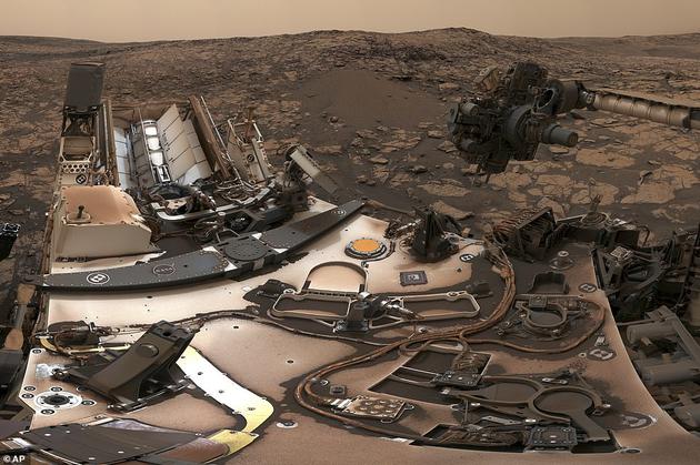 本月美国宇航局发布了“好奇号”火星车最新的“自拍照”。图中可看到火星车上覆盖着一层薄沙尘，这是今年夏季火星表面肆虐尘暴所致。目前，造价25亿美元的好奇号火星车出现神秘故障，现已被迫停止所有科学实验。