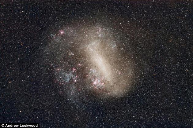 最新研究表明,银河系的同伴星系中,除了大、小麦哲伦星系之外,还有一个“发光星系”,它可能在30-50亿年前被大麦哲伦星系吞并。图中是大麦哲伦星系。
