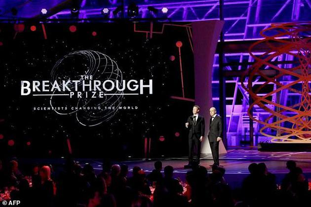 2016年12月4日，2017科学突破奖颁奖仪式在美国国家航空航天局艾姆斯研究中心举行，突破奖联合创始人马克·扎克伯格（左）和尤里·米尔纳在台上发表演讲。