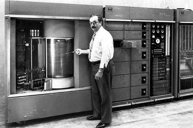 1956年,IBM發(fā)明了世界第一個機械硬盤。