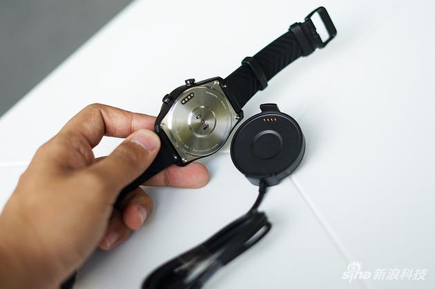 背部的磁吸接口