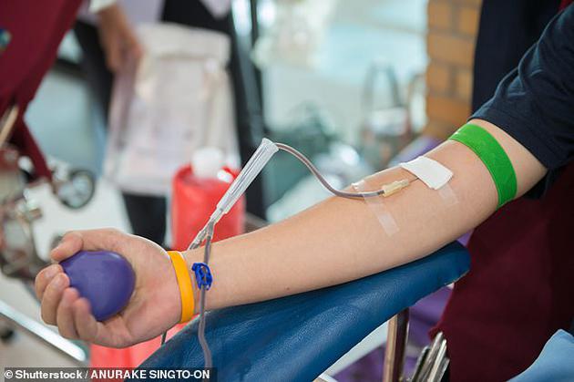 在一项颇具争议的试验中，来自斯坦福大学的研究人员正在给老年帕金森氏症患者注射取自年轻献血者的血液成分。