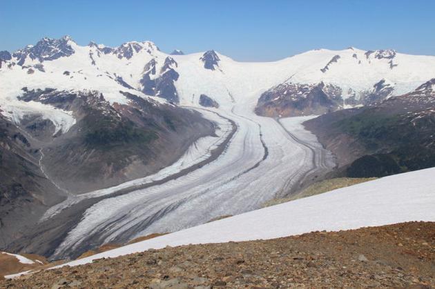 在加拿大不列颠哥伦比亚省，一条来自Andrei冰原的冰瀑流入Hoodoo冰川