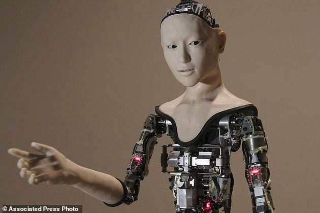 图为在东京国家新兴科学与创新博物馆展出的类人型机器人“Alter”。计算机科学家和语言学家称，随着机器变得越来越聪明，幽默感也许是使人类区别于机器的最后一项特征。