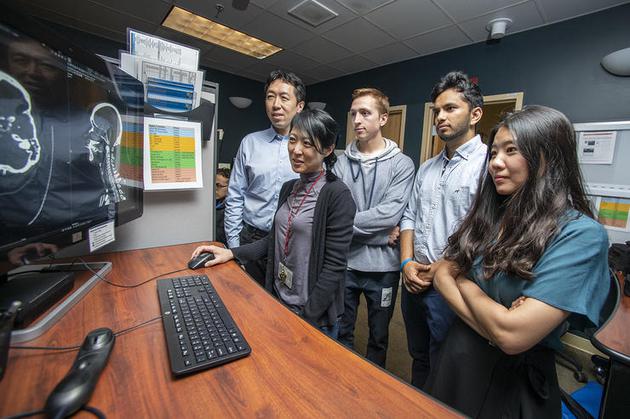 HeadXNet团队成员从左到右分别是：Andrew Ng，Kristen Yeom，Christopher Chute，Pranav Rajpurkar和Allison Park（图片来源：LA Cicero）