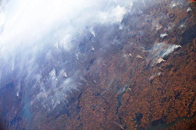 图为宇航员从国际空间站拍摄的亚马逊雨林大火景象