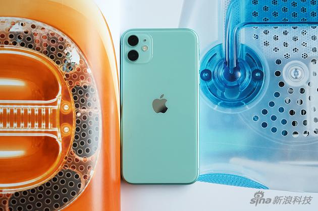 多彩的iPhone 11成了这次发布会的邀请函主题，可见其重要程度