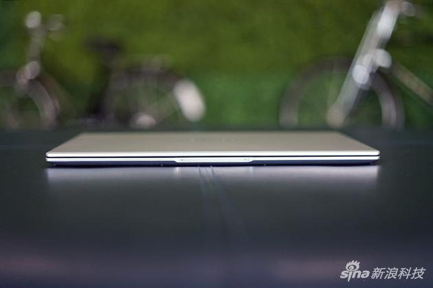 机身不算厚,也不算重