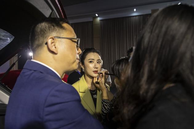 薇娅在武汉推广当地特产,摄于2020年4月30日
