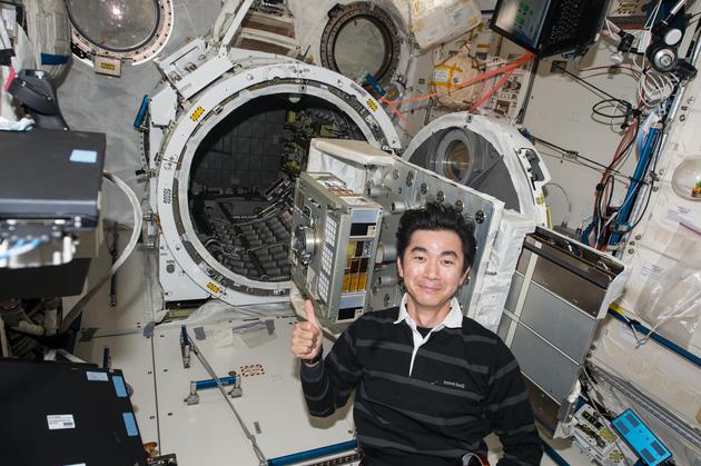日本宇航员油井龟美也（Kimiya Yui）正在为细菌的太空暴露实验做准备