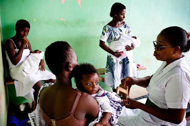 图为非洲加纳一家健康中心的护士正在讲解家庭计生知识。