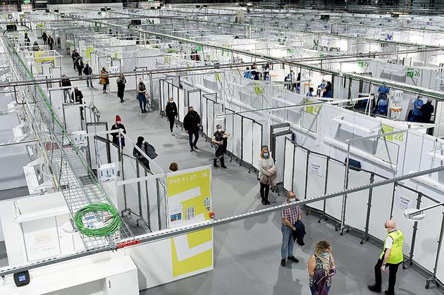 人们在英国格拉斯哥的一家医院等待接种新冠病毒疫苗