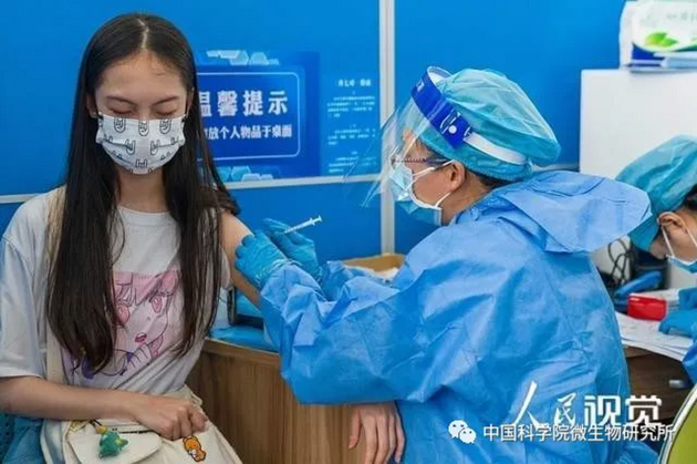 2021年7月28日，广州，天河体育中心接种点，医护人员为学生接种疫苗 图片来源/人民视觉