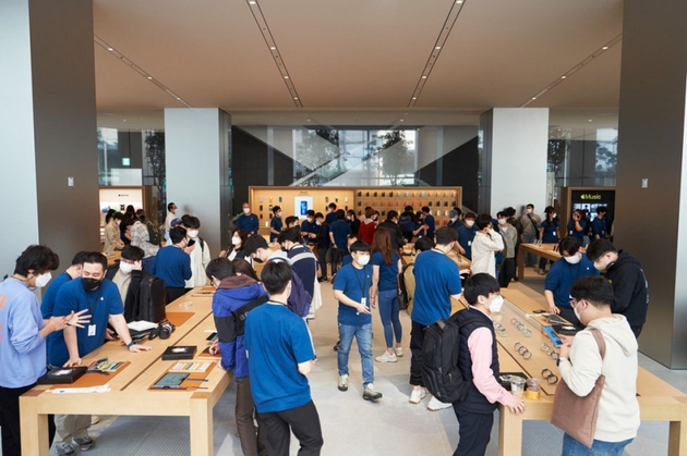 ▲ Apple 明洞店是苹果在韩国最大的专卖店