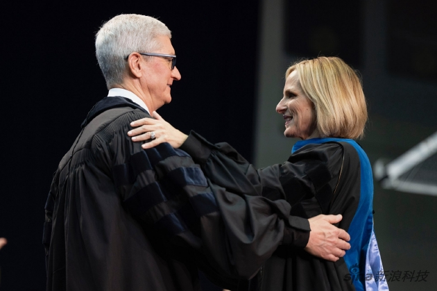 Cook and 'Hearing Girl' actress Marlee Matlin at Gallaudet University Commencement