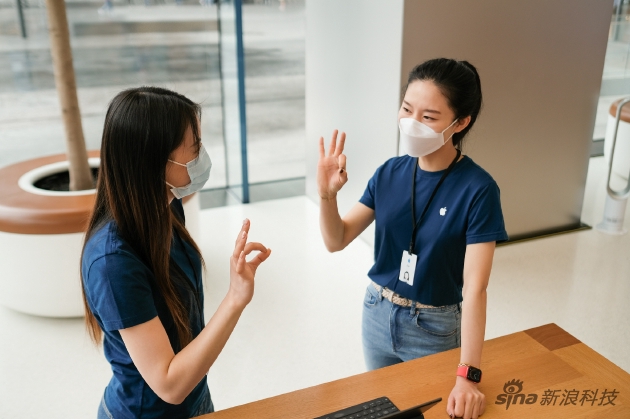 宋丹在苹果零售店中用手语和同事沟通