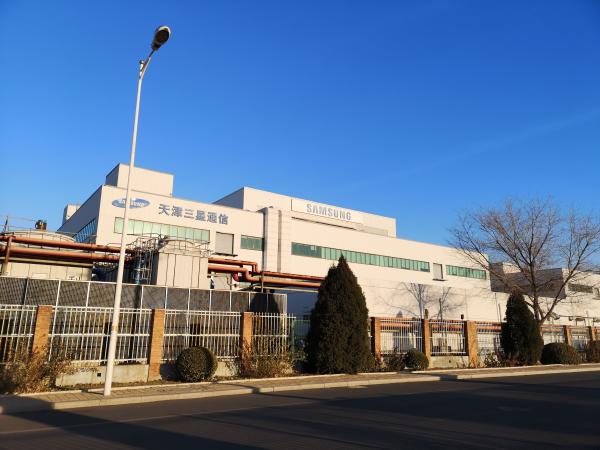 12月28日,天津三星通讯工厂围墙外。澎湃新闻记者 祝文博 图