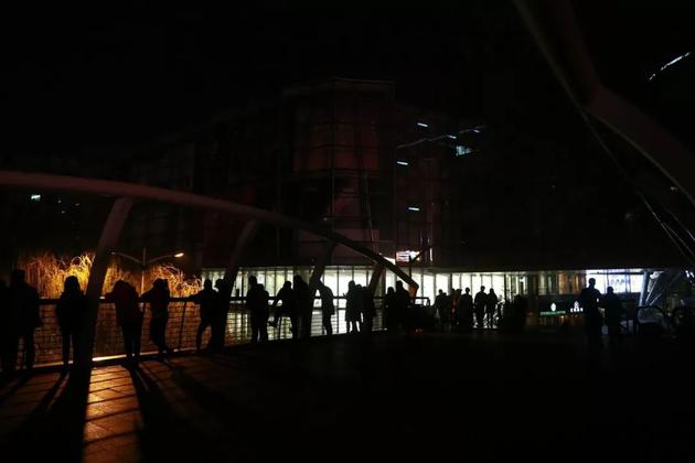 ▲去年3月25日，济南泉城路周边商业体熄灯响应“地球一小时”活动（图片来源：视觉中国）