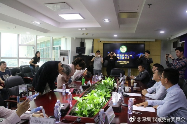 携程CEO及华南区总经理、深圳总经理一行三人鞠躬道歉。