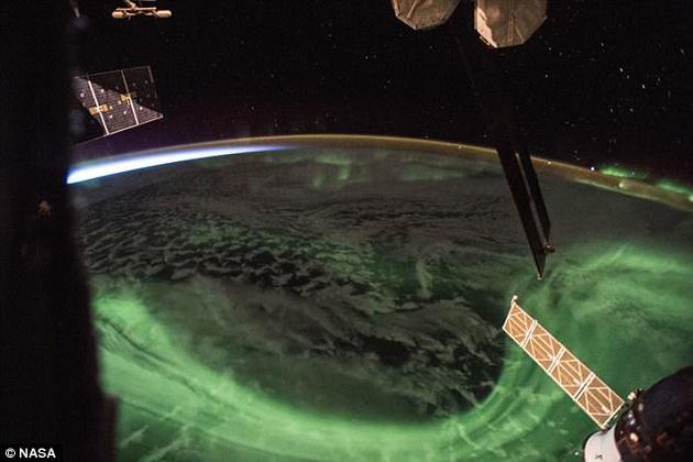 国际空间站宇航员发布壮观照片：日出与极光同框