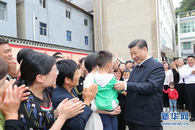 这是24日下午,习近平在宜昌市许家冲村与村民亲切交谈。新华社记者 鞠鹏 摄