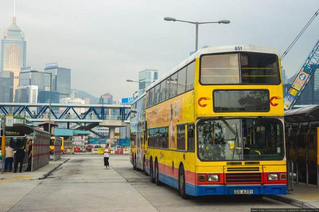 女子香港巴士前拍抖音引争议,当事人已公开致