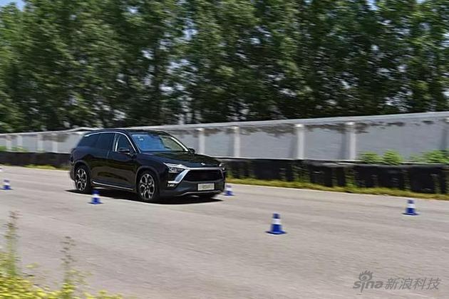 赛道内百公里加速绕桩等