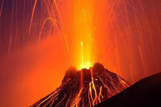 喷发激烈的锥形火山