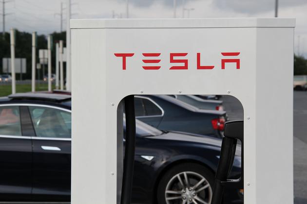 特斯拉智能手机“Quadra” 设计风格类似iPhone X