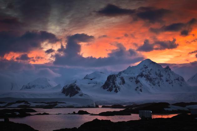 导致惯性重力波在南极大气层中间层(高度为50至80千米)持续出现(每次可长达10小时)的原因多年以来一直是个谜。