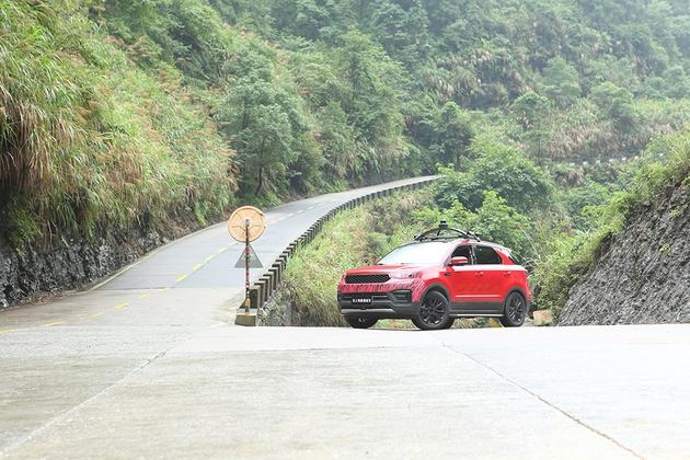 天门山盘山路弯急坡陡