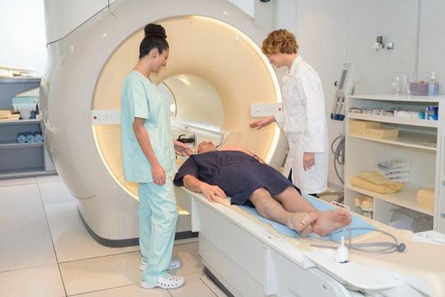 磁共振扫描是一种至关重要的医学成像工具。该设备可以产生极强的磁场，但必须用液氦将其中的超导体元件保持在超低温状态下。