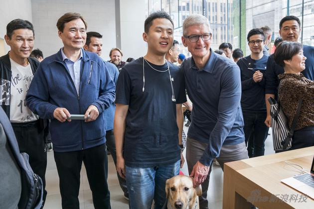 库克在上海一家Apple Store跟用户交流