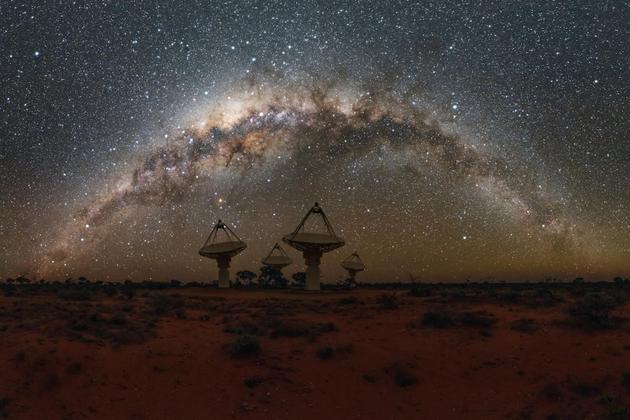 在最新一项研究中，科学家使用“澳大利亚平方公里阵列探路者(ASKAP)”——由36个相同天线与一个强大射电望远镜相连的望远镜阵列，来监测比之前观测范围更大的快速射电爆。
