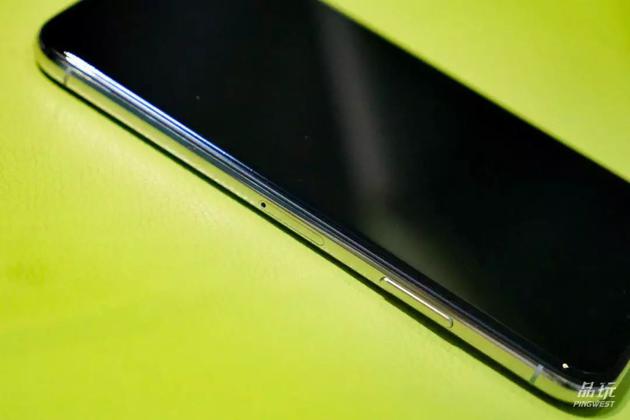 iPhone XS的不锈钢中框