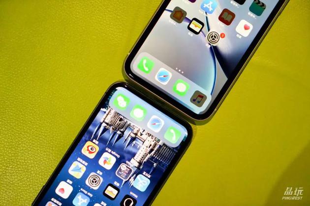 右上为iPhone XR,左下为iPhone XS